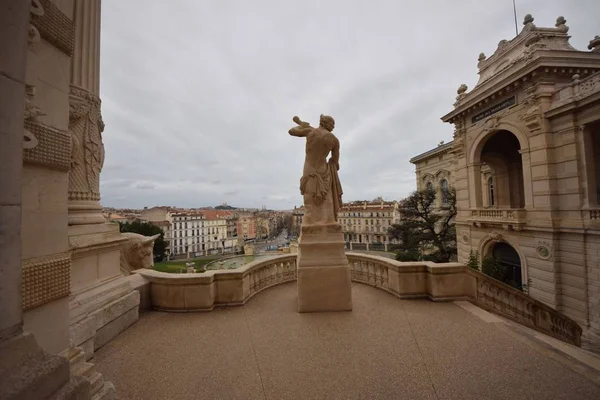 Een Prachtig Shot Van Een Standbeeld Een Historisch Gebouw Marseille — Stockfoto