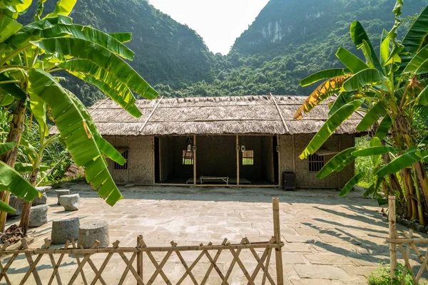 Wooden Building Palm Trees Vietnam High Mountains Background — Stock Photo, Image