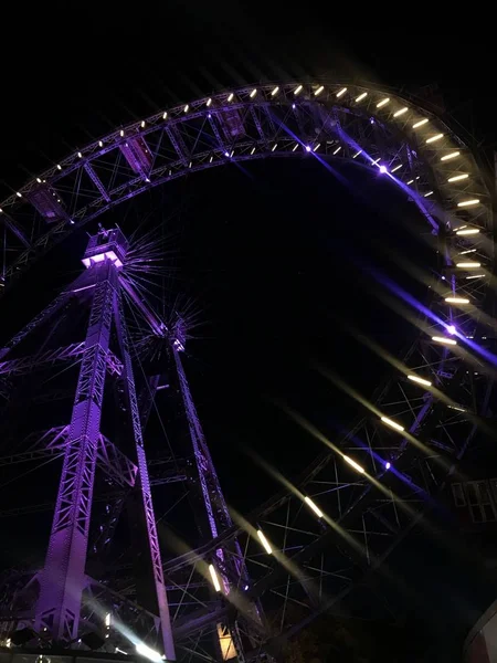 Вертикальний низький кут знімок знаменитого Колеса Ферріса в Пратері (Відень), освітленого вночі. — стокове фото