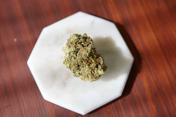 Eine Großaufnahme Eines Stücks Trockenen Cannabis Auf Einem Weißen Teller — Stockfoto
