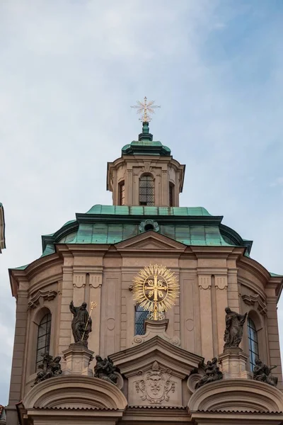 Vertikální nízkoúhlý snímek kostela sv. Mikuláše v Praze — Stock fotografie