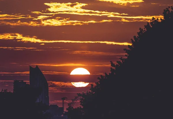 Breathtaking Shot Sun Setting Clouds Creating Most Beautiful Color Scheme — Stock Photo, Image