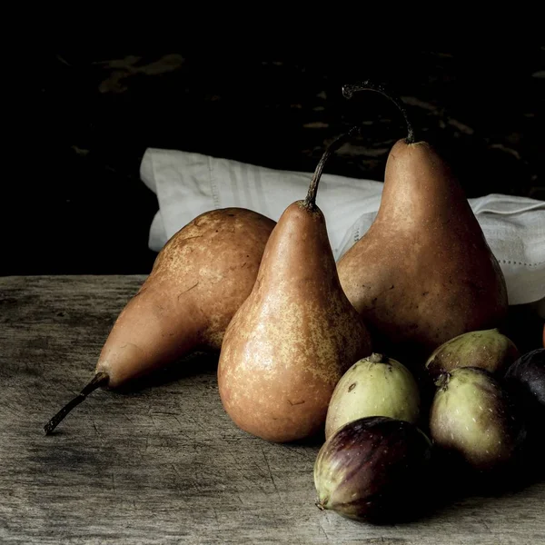 Still Life Photography Pears Figs Wooden Desk Black Background — ストック写真