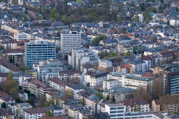 Plan grand angle d'un paysage urbain avec beaucoup de bâtiments à Francfort, Allemagne — Photo