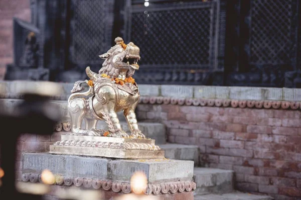 Uno Scatto Selettivo Una Statua Oro Tempio Indù Del Nepal — Foto Stock