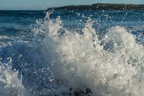 Close-upopname van de druppels schuimig oceaanwater in de lucht - concept voor het vastleggen van momenten — Stockfoto