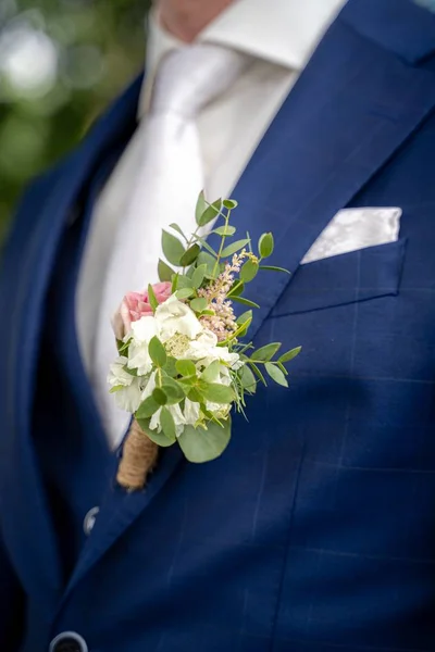 Närbild Brudgum Med Blå Kostym Vid Tiden För Ett Bröllop — Stockfoto