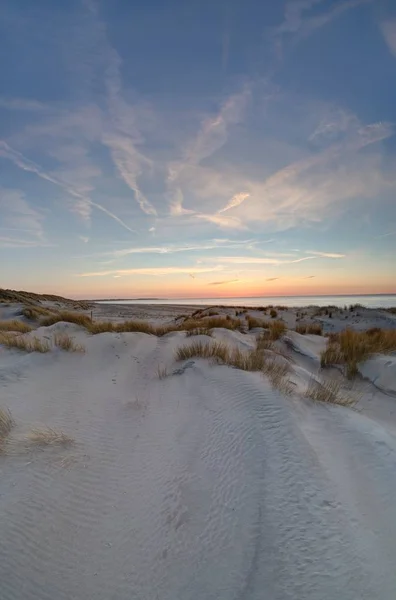 Függőleges lövés a homokos parton, ha a Vrouwenpolder, Zeeland, Hollandia — Stock Fotó