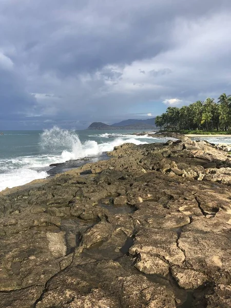 夏威夷瓦胡岛海洋岩石海岸的垂直照片 — 图库照片