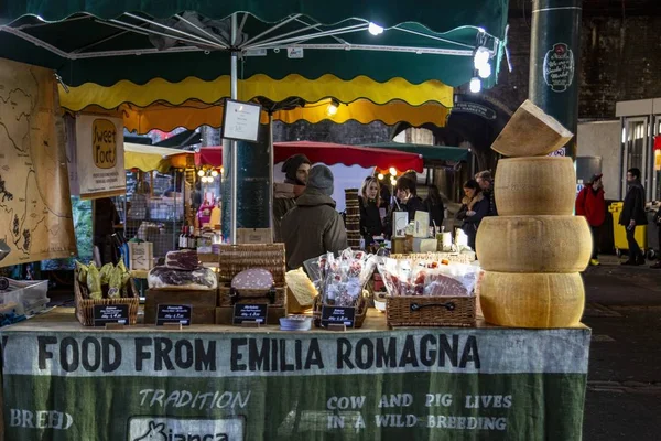 London United Kingdom Dec 2014 Cured Meats Cheese Stall Borough — Stock Photo, Image