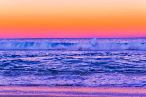 Красивый Снимок Захватывающего Заката Над Океанскими Волнами — стоковое фото