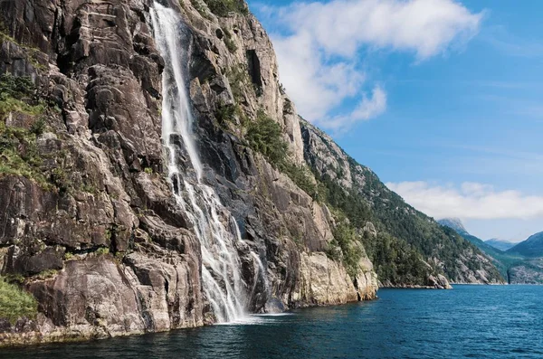 在挪威 一个令人叹为观止的从岩石上掉进湖中的水的镜头 — 图库照片