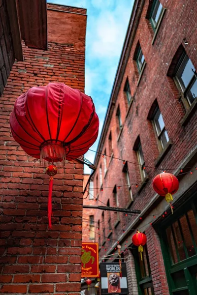 Vertical tiro de ângulo baixo de lanternas chinesas em Fan Tan Alley, Chinatown, Victoria, BC Canadá — Fotografia de Stock