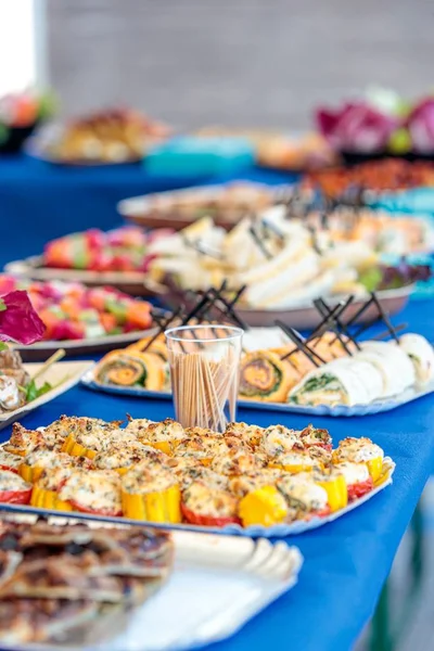 Verticale close-up shot van snacks op de tafel met wazige achtergrond — Stockfoto