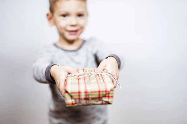 Vue sélective d'un enfant tenant un cadeau de Noël avec un arrière-plan flou — Photo