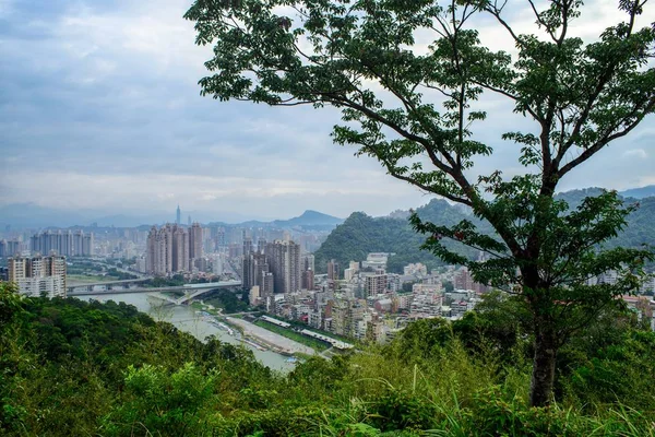Hög vinkel skott av en vacker stadsbild och landskap i Taipei, Taiwan — Stockfoto