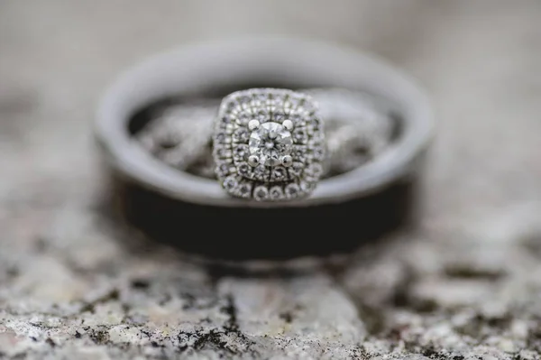 Egy Közeli Kép Egy Gyémántgyűrűről Homályos Háttérrel — Stock Fotó