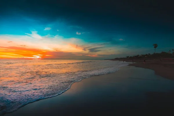 Vacker utsikt över återspeglingen av solnedgången över havet under den molniga himlen fångas i Bali — Stockfoto