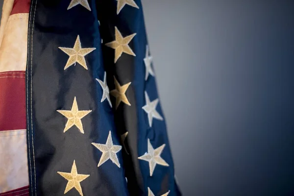 Closeup shot of the United States flag whit a blurred background — Stock Photo, Image