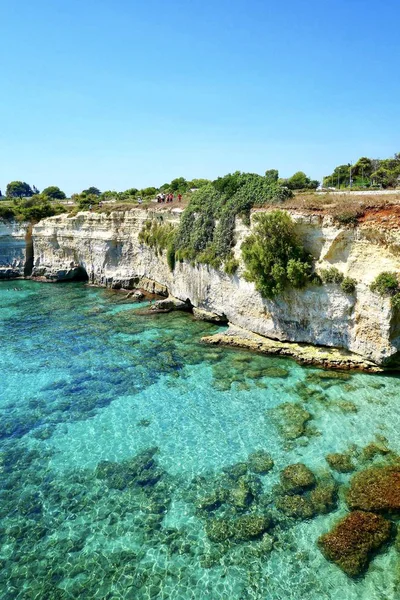 Colpo Verticale Una Formazione Rocciosa Sulla Riva Del Mare Sotto — Foto Stock