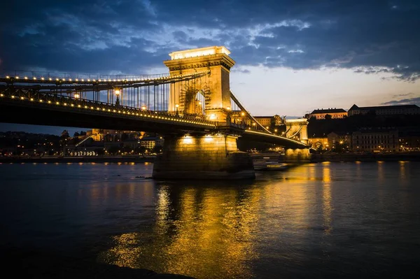 Gyönyörű kép a Széchenyi Lánchídról Budapesten, fényvisszaverő éjszakai fényekkel — Stock Fotó