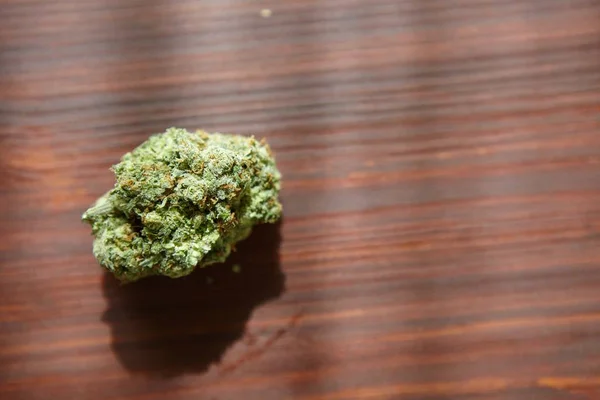 Ângulo Alto Close Tiro Pedaço Cannabis Seca Uma Superfície Madeira — Fotografia de Stock