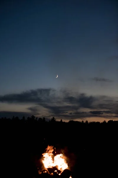 Disparo Vertical Una Fogata Bajo Cielo Azul Oscuro Por Noche —  Fotos de Stock