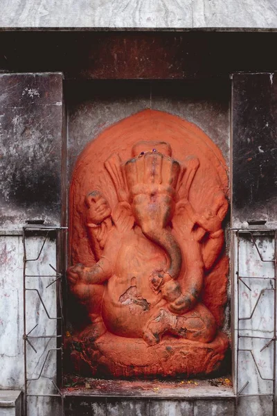 Вертикальный Снимок Индуистской Скульптуры Стене — стоковое фото