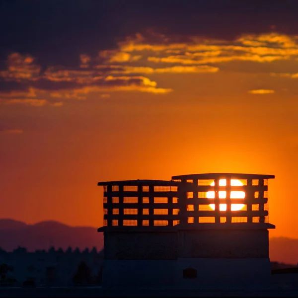 Прекрасний Знімок Яскравого Сонця Зроблений Через Високу Будівлю Під Червоними — стокове фото