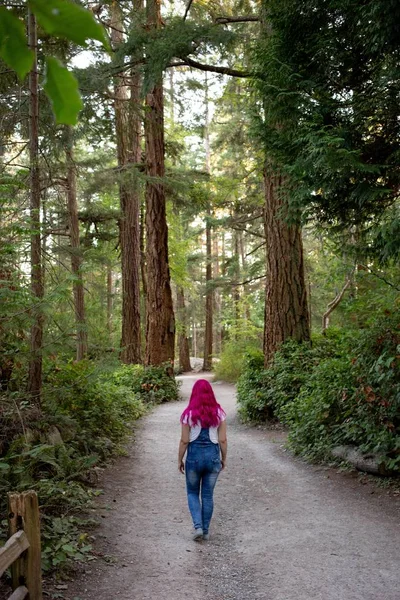 Plan Vertical Une Femelle Aux Cheveux Roses Marchant Dans Sentier — Photo