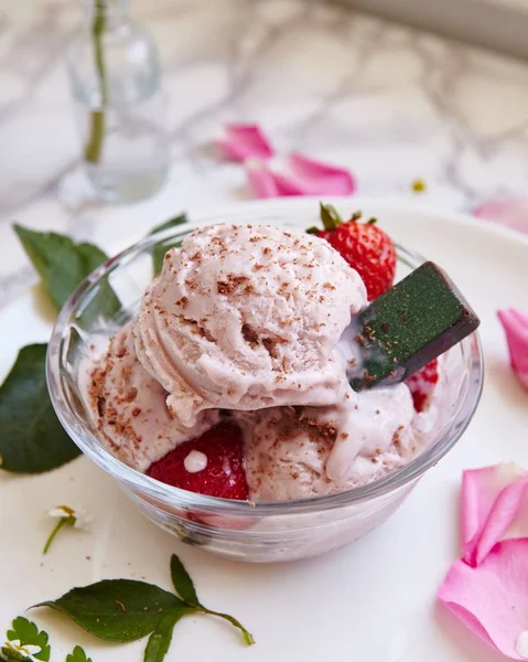 Close Vertical Delicioso Gelado Prato Com Decorações Florais — Fotografia de Stock