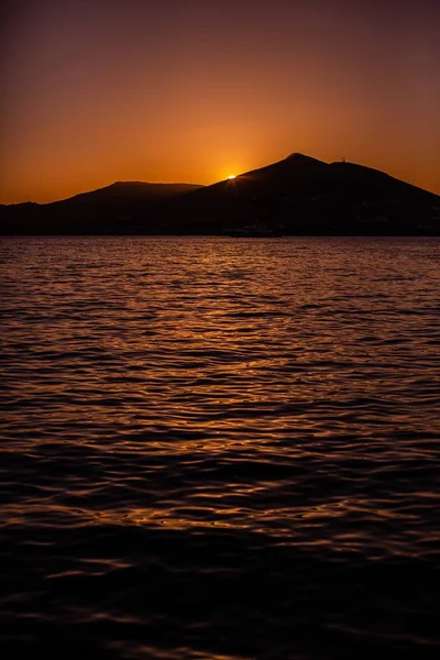 Eine Vertikale Aufnahme Der Untergehenden Sonne Hinter Einem Berg Naxos — Stockfoto