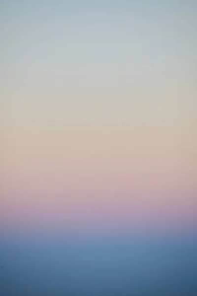 Függőleges lövés az ég pasztell árnyalatú napnyugtakor - tökéletes háttér tapéta — Stock Fotó