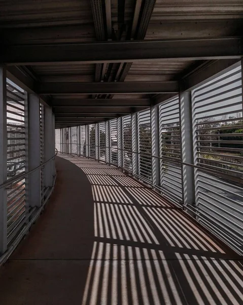 Plan Vertical Fenêtres Réfléchissant Sur Sol Couloir Intérieur — Photo