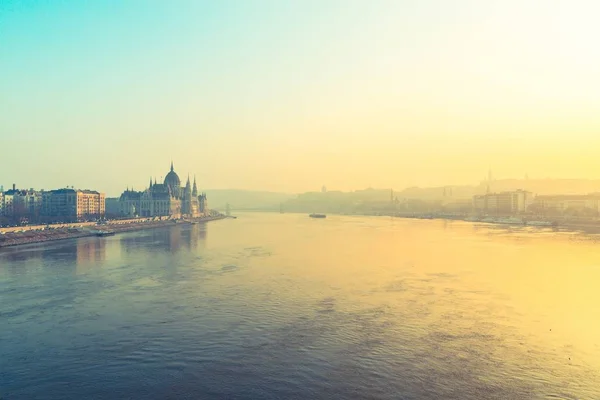 Ein Atemberaubender Blick Auf Die Donau Und Das Ungarische Parlamentsgebäude — Stockfoto