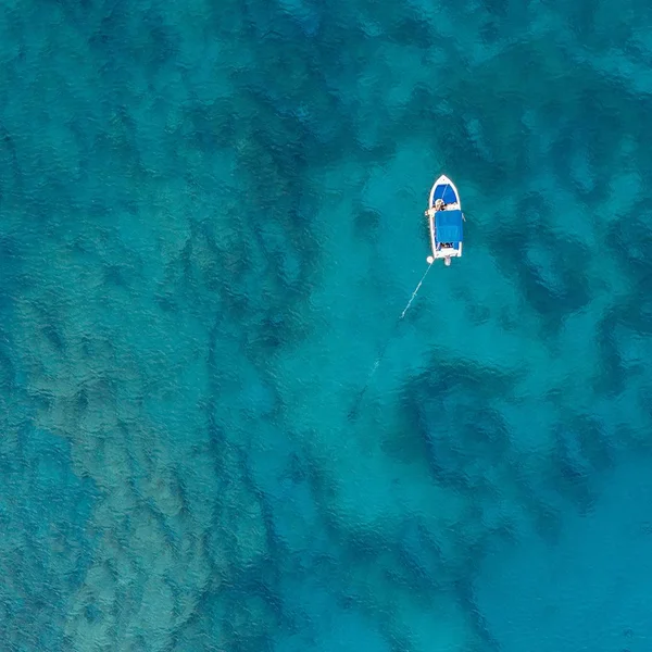 Colpo ad angolo alto di una singola nave nel bellissimo oceano limpido — Foto Stock