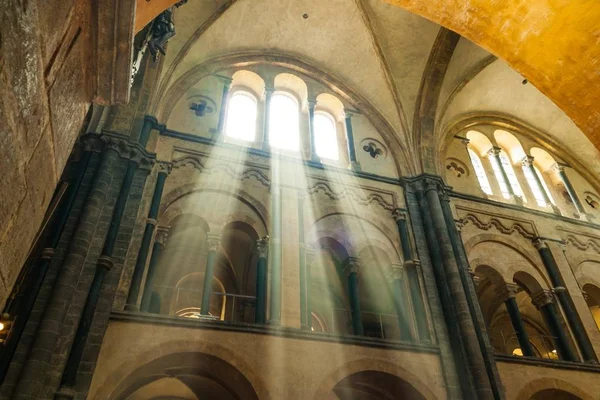 Rayos Luz Solar Cayendo Por Las Ventanas Iglesia — Foto de Stock