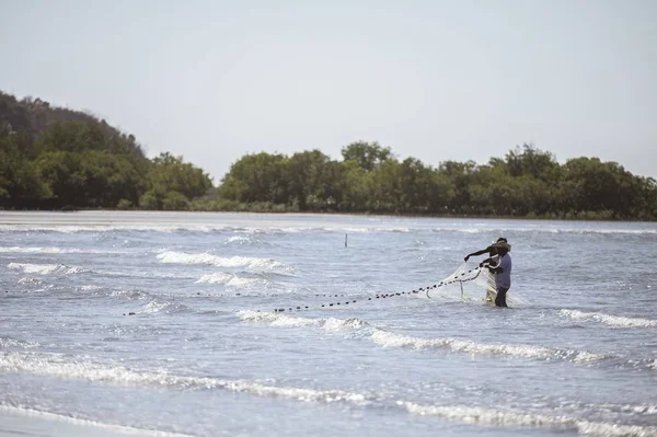 Manila Philippines Nov 2019 Homme Pêche Avec Filet Dans Océan — Photo