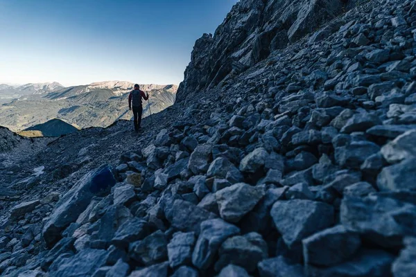 Låg Vinkel Skott Äventyrlig Person Vandring Ett Berg Fullt Stenar — Stockfoto