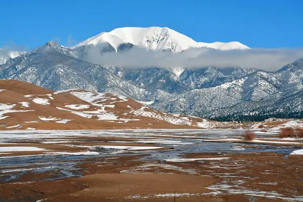 Hermoso Paisaje Montañoso Bajo Cielo Despejado Durante Frío Invierno — Foto de Stock