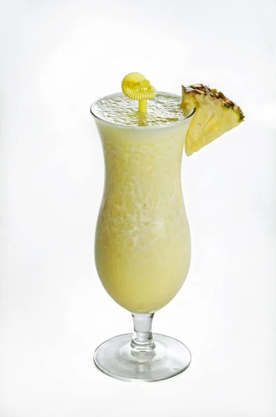 Een Verticaal Geïsoleerd Shot Van Een Ananas Cocktail Perfect Voor — Stockfoto