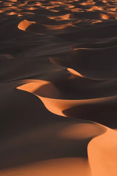 Disparo Vertical Las Impresionantes Colinas Del Desierto Bajo Luz Del —  Fotos de Stock