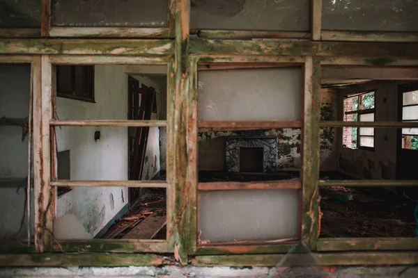 Ancien bâtiment abandonné avec fenêtres en bois et murs détruits - concept de destruction — Photo