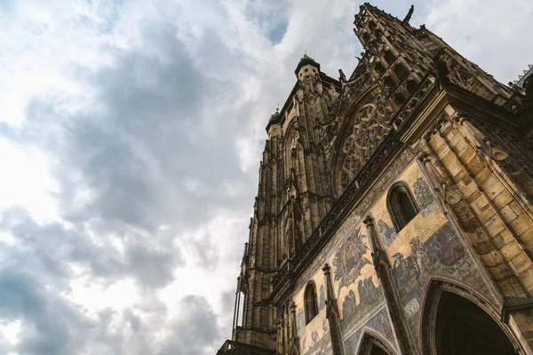 Çek Cumhuriyeti Prag Daki Tarihi Vitus Katedrali Nin Düşük Açılı — Stok fotoğraf