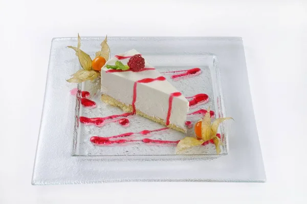 Tiro aislado de tarta de queso con fresas - perfecto para un blog de alimentos o el uso del menú — Foto de Stock