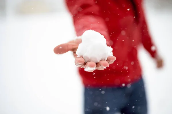 Tiro Perto Macho Segurando Neve Direção Câmera Com Fundo Embaçado — Fotografia de Stock