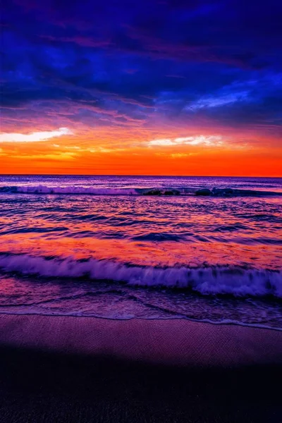 Tiro Vertical Ondas Mar Calmas Movendo Direção Costa Durante Pôr — Fotografia de Stock