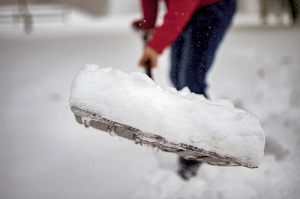 Primer Plano Nieve Sobre Una Pala Nieve Con Fondo Borroso — Foto de Stock