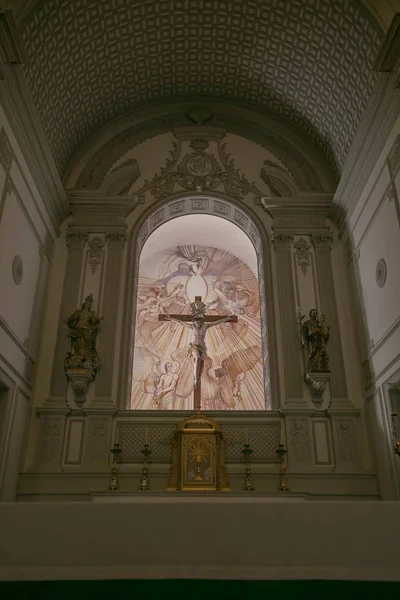 All'interno di una parrocchia con Gesù e sculture a croce — Foto Stock