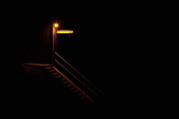 夜の照明付きの階段 この写真には負のスペースがあります — ストック写真